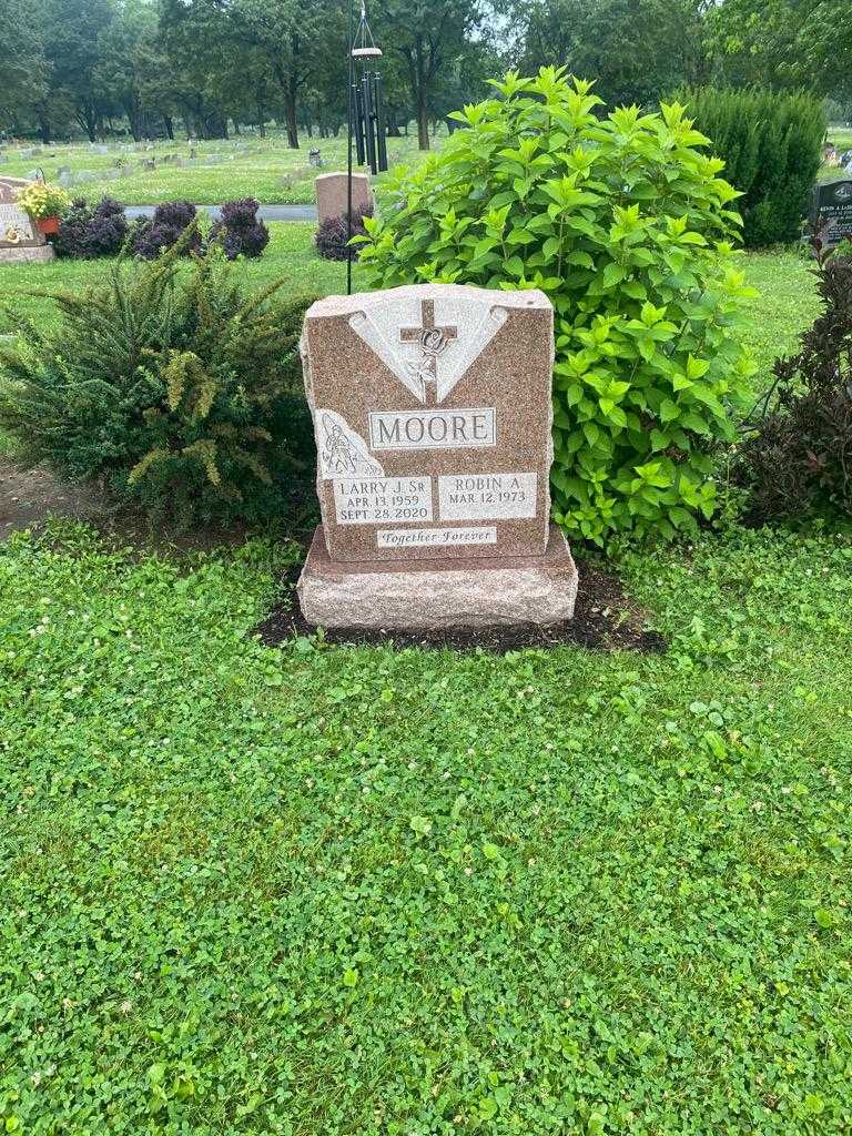 Larry J. Moore Senior's grave. Photo 3