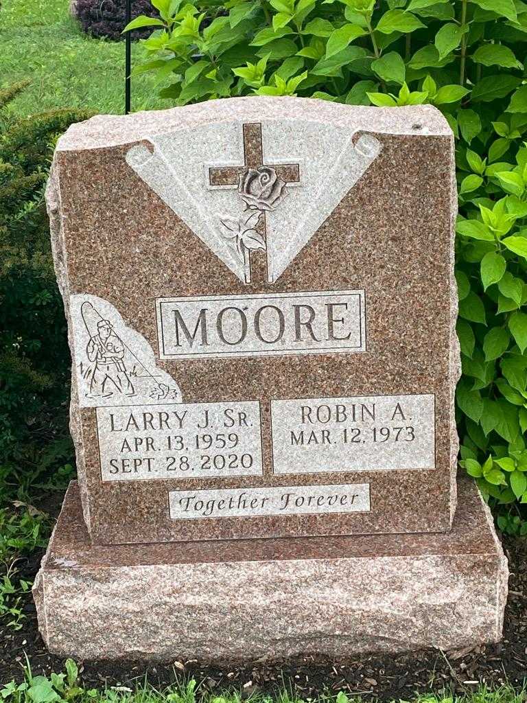 Larry J. Moore Senior's grave. Photo 4