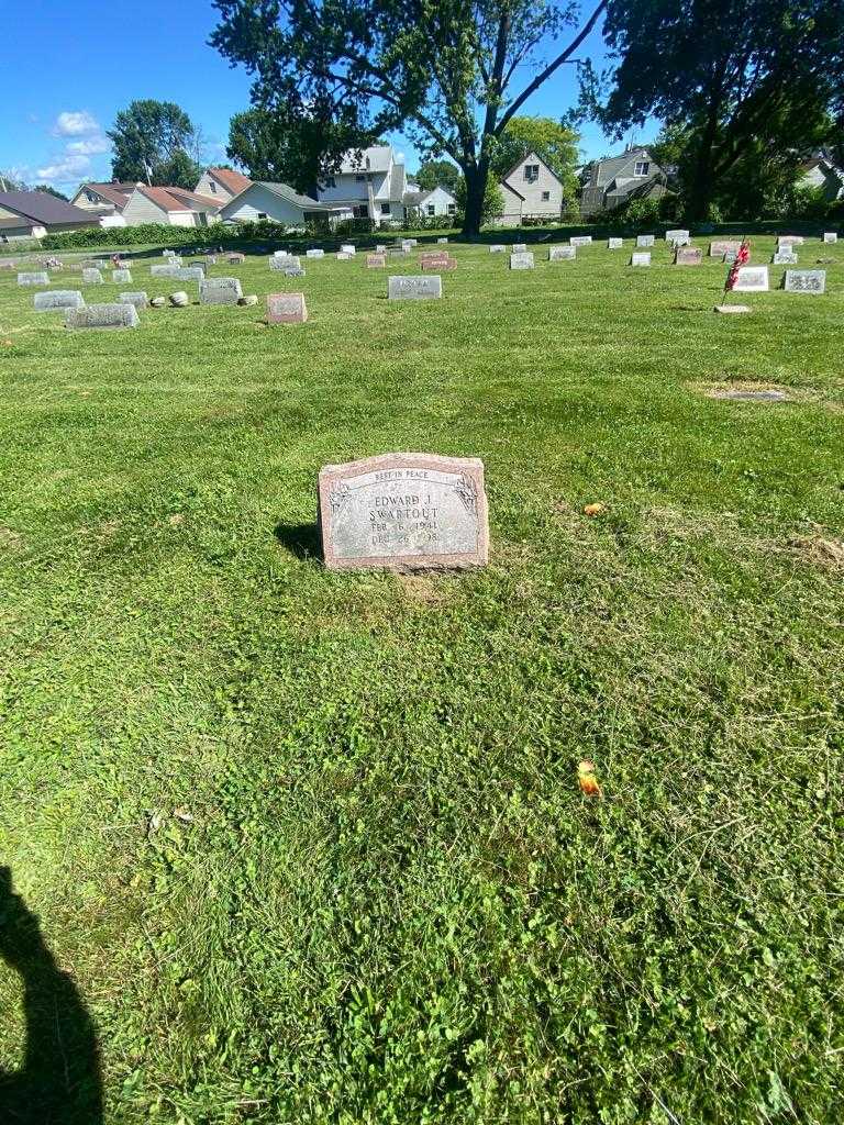 Edward J. Swartout's grave. Photo 1