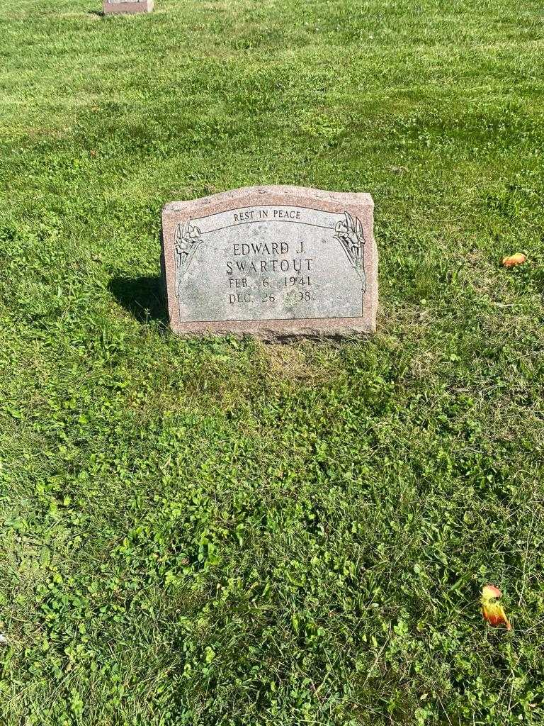 Edward J. Swartout's grave. Photo 2