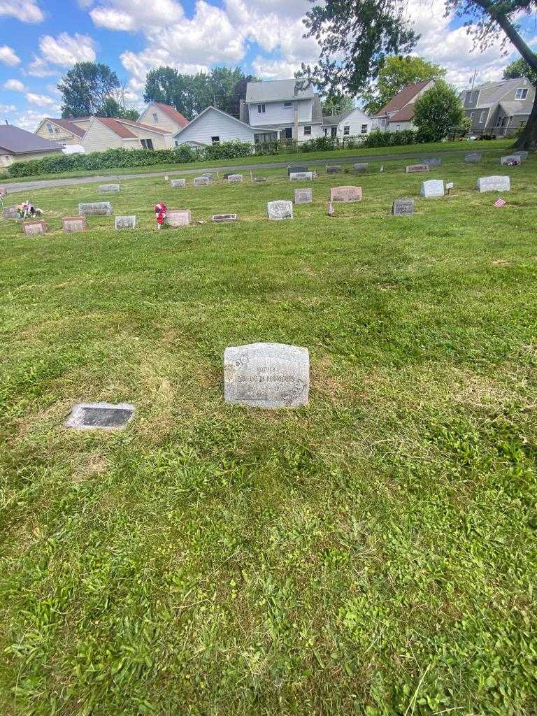 Pauline M. Rodrigues's grave. Photo 1