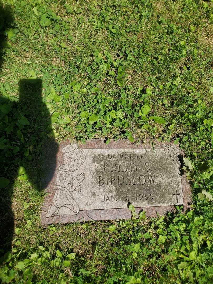 Kristi S. Birdslow's grave. Photo 3