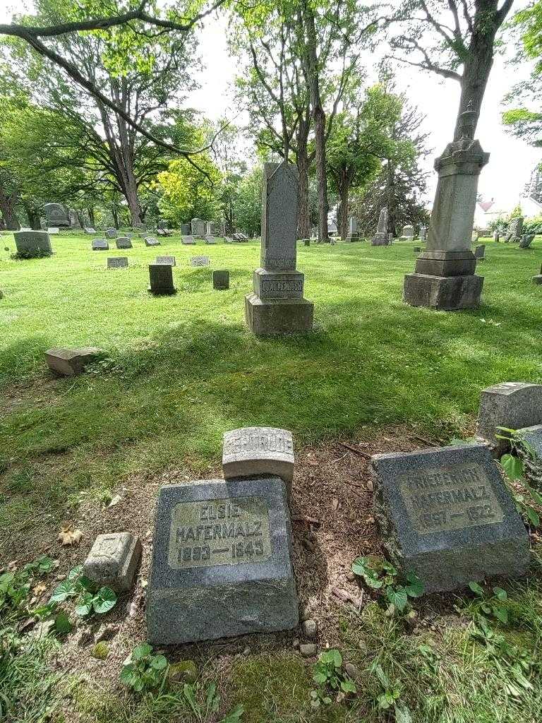 Gertrude Susan Quackenbush's grave. Photo 1