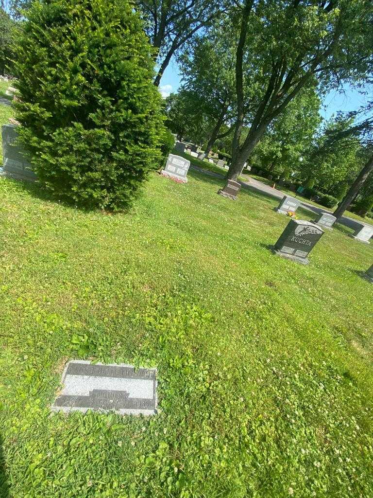 Clara Belle Lillyman's grave. Photo 1
