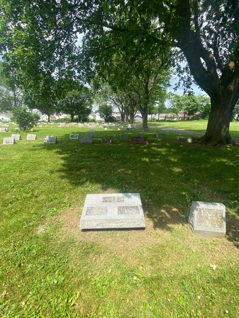 Hulda Niek's grave. Photo 1