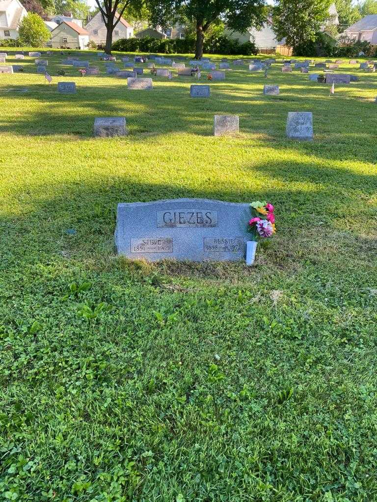 Bessie Dardaris Giezes's grave. Photo 2