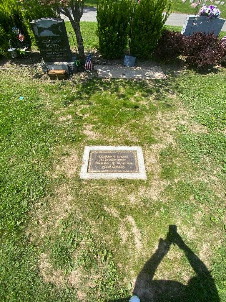 Richard W. Rogers's grave. Photo 1
