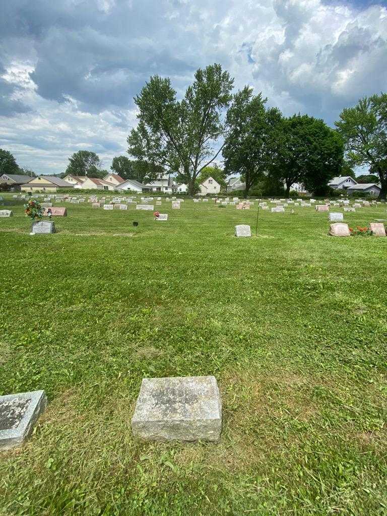 Alma Broeker's grave. Photo 1