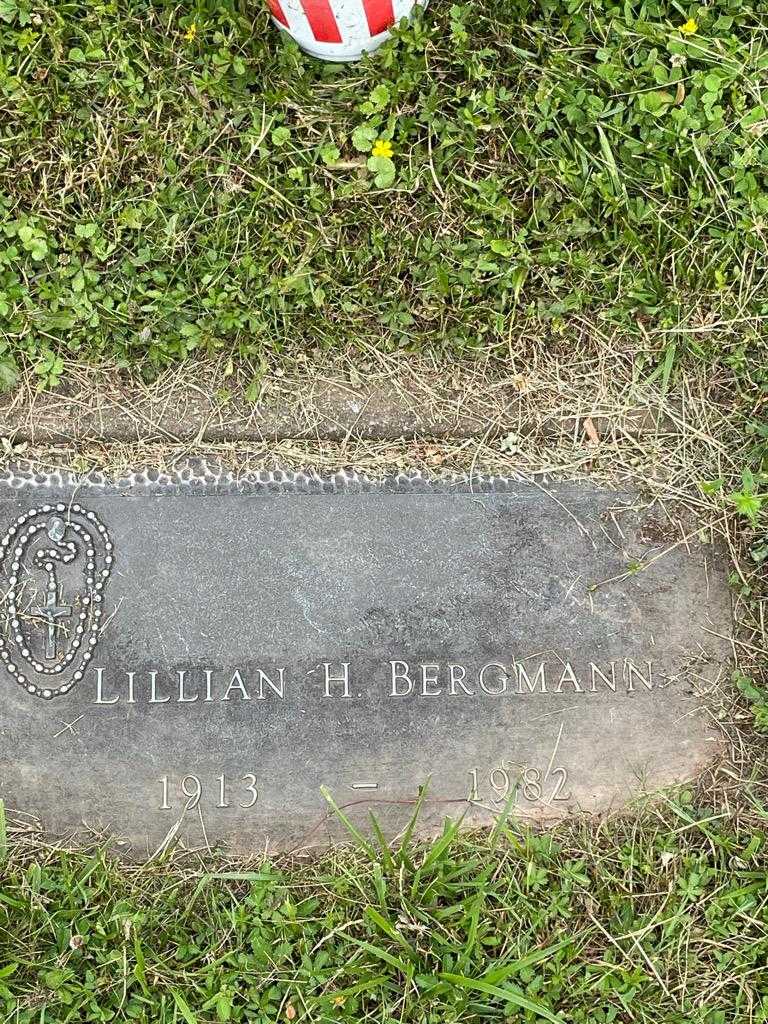 Lillian H. Bergmann's grave. Photo 3
