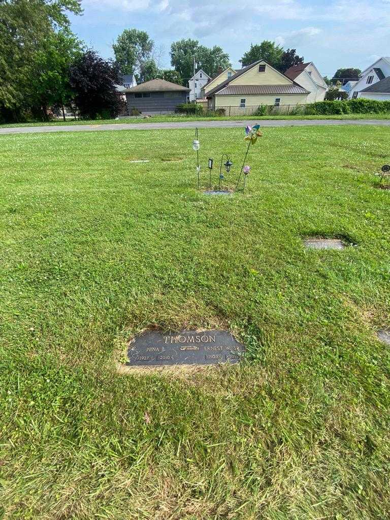 Nina B. Thomson's grave. Photo 1