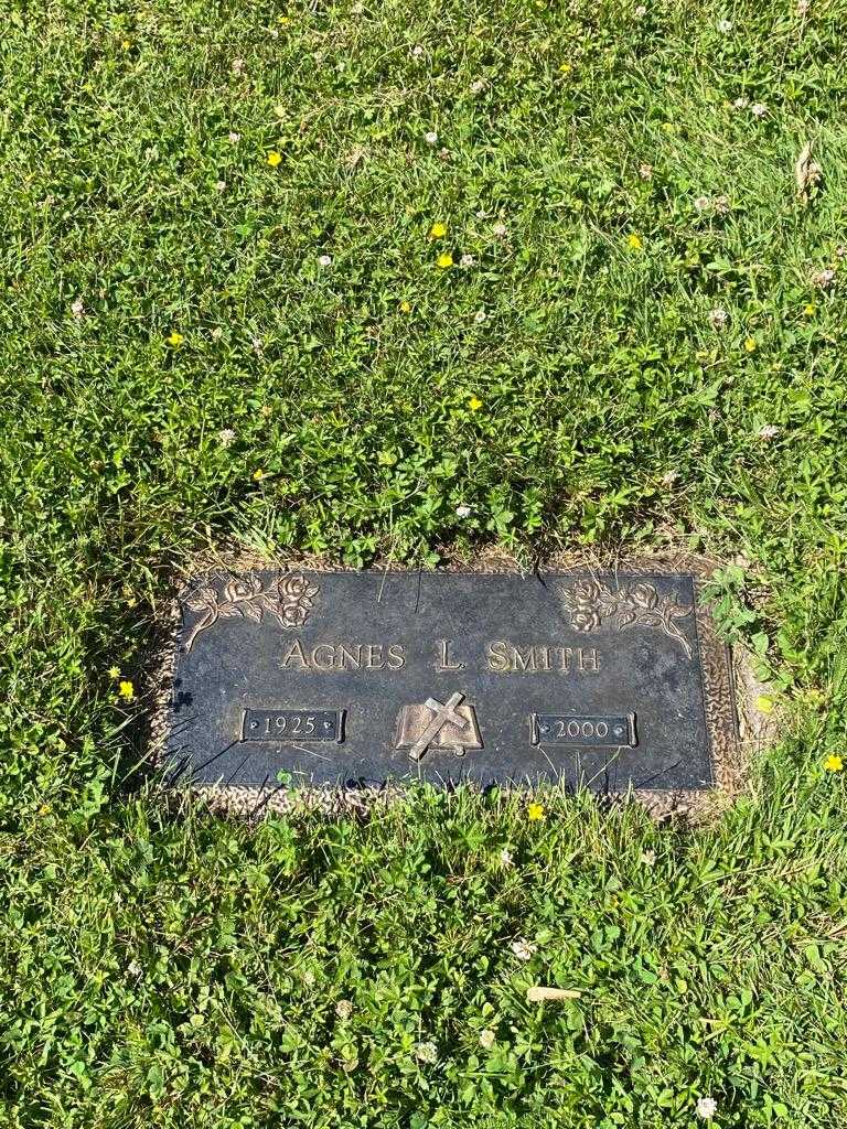 Agnes L. Smith's grave. Photo 3