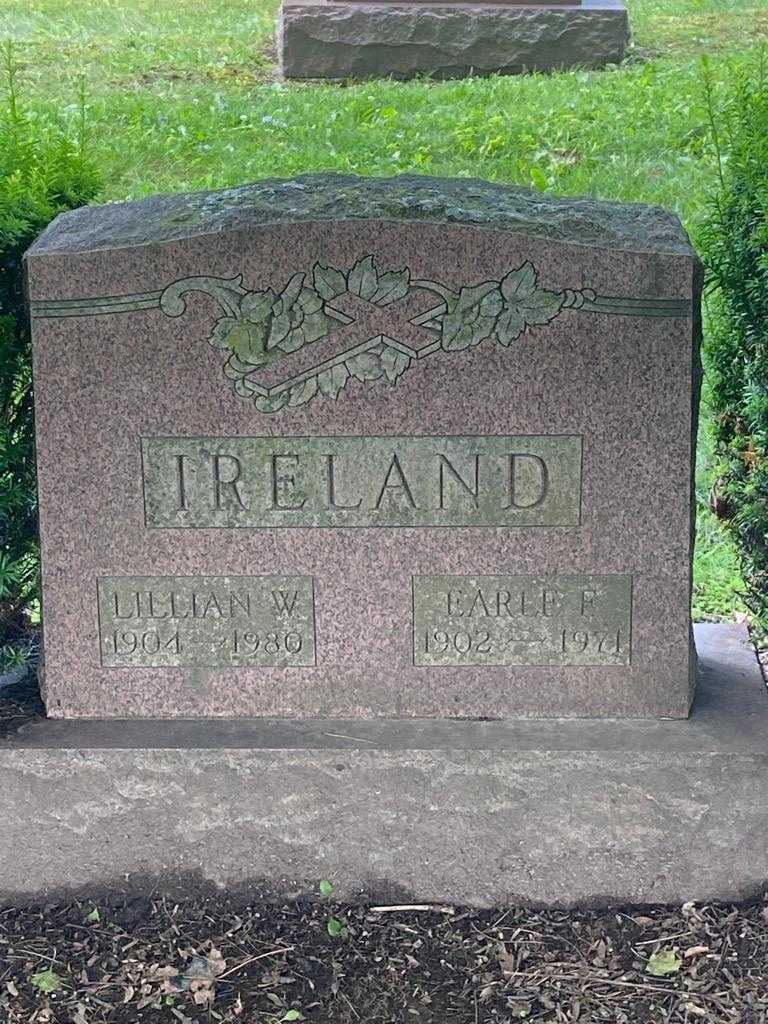 Lillian W. Ireland's grave. Photo 3