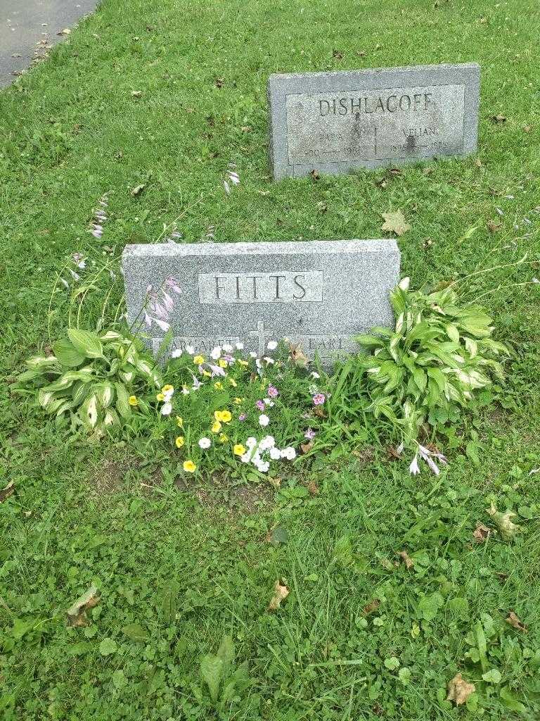 Earl Fitts's grave. Photo 1