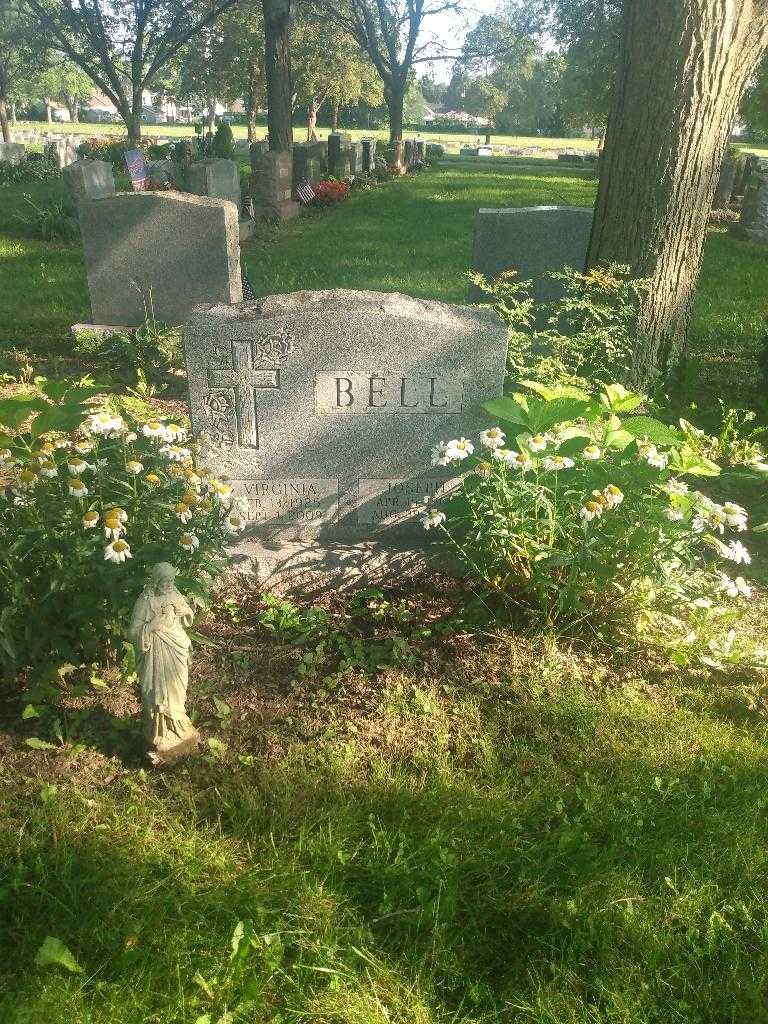 Virginia Bell's grave. Photo 1