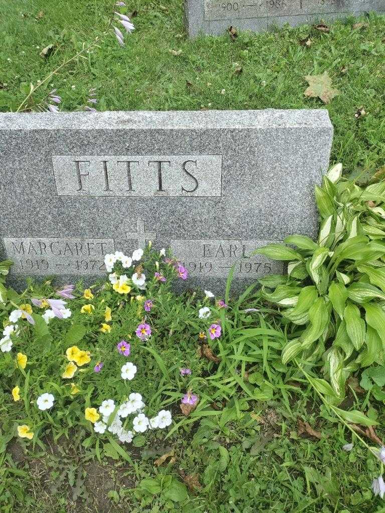 Earl Fitts's grave. Photo 2
