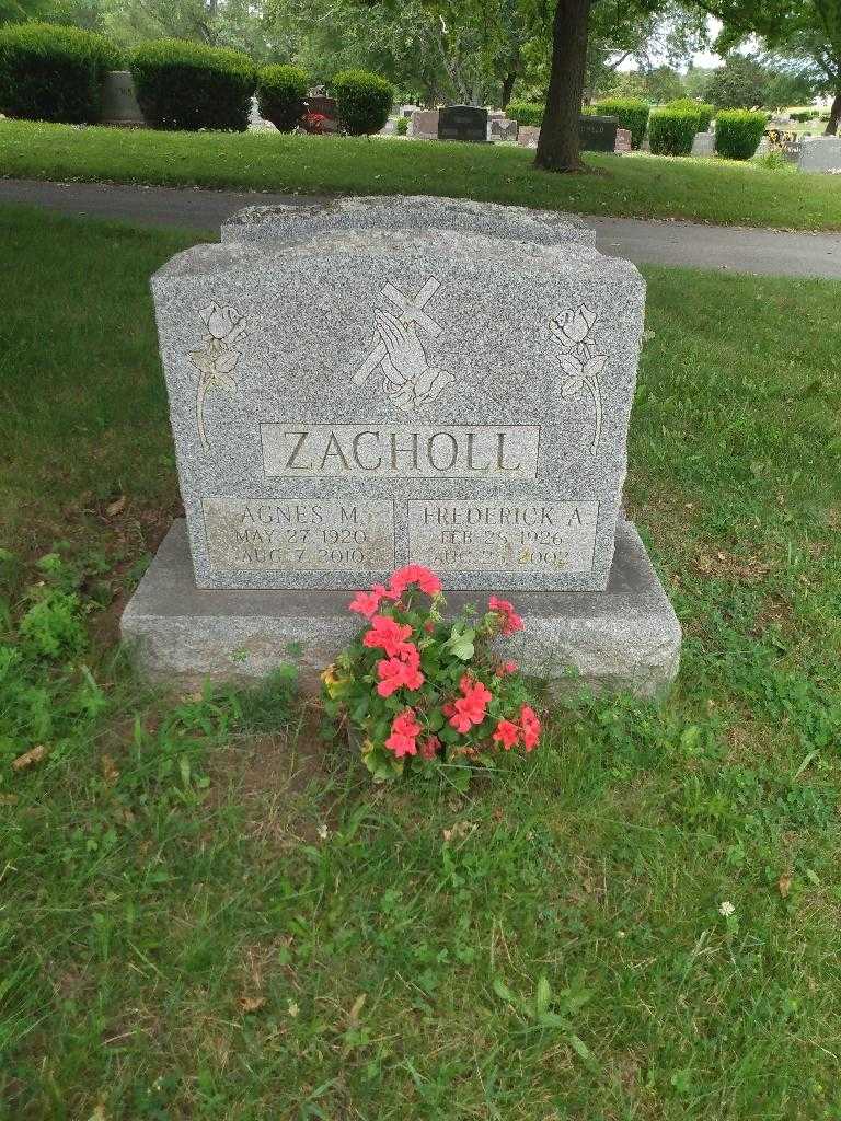Agnes M. Zacholl's grave. Photo 1
