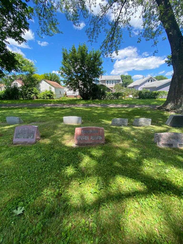 Roy T. Annable's grave. Photo 1