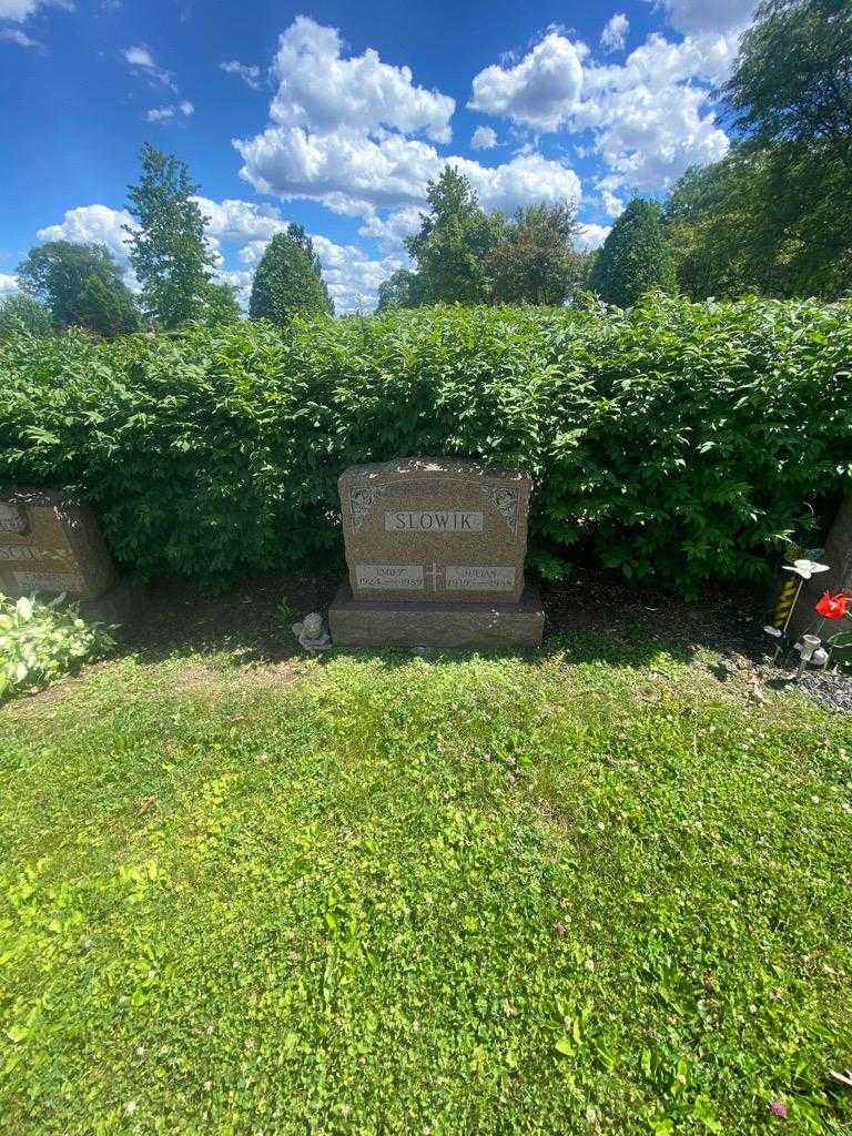 Emily Slowik's grave. Photo 1