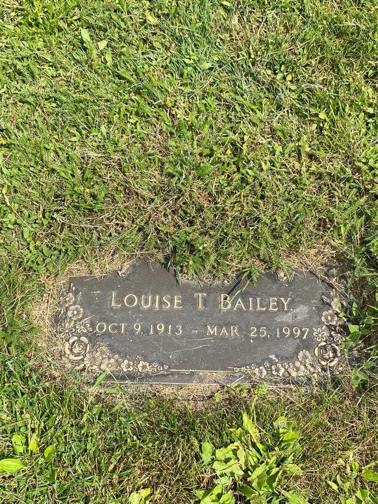 Louise T. Bailey's grave. Photo 3