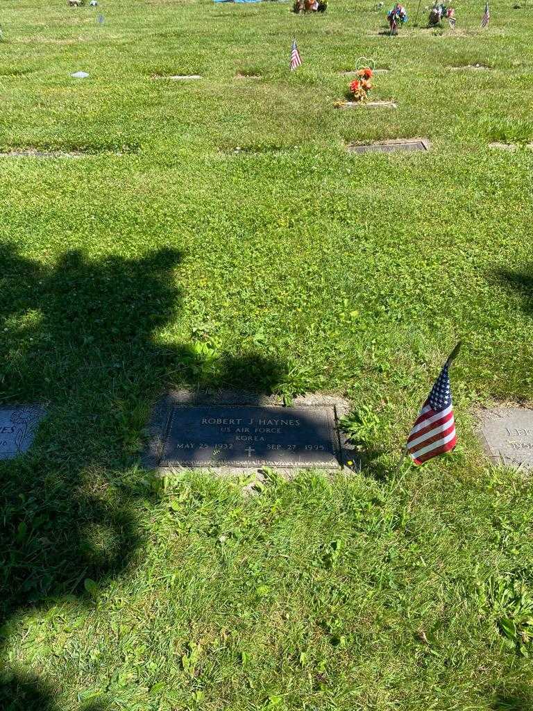 Robert J. Haynes's grave. Photo 2