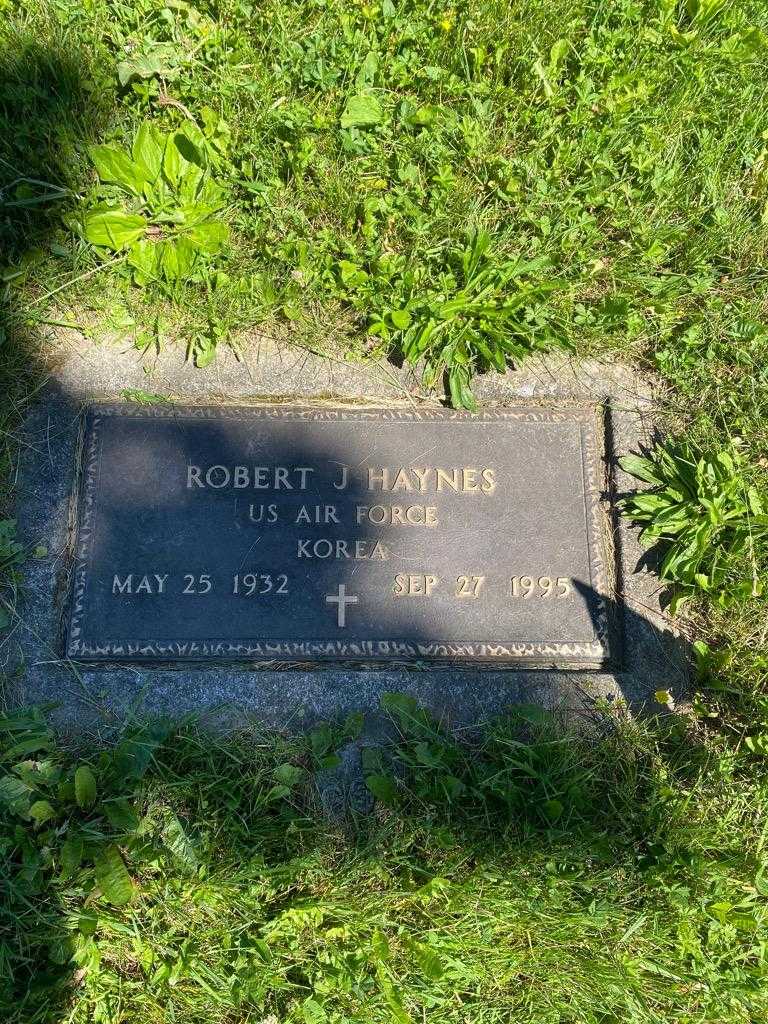 Robert J. Haynes's grave. Photo 3