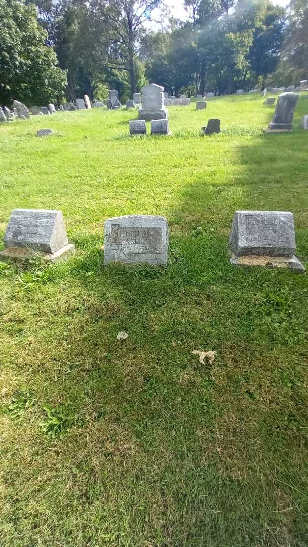 Lillian E. Keyes's grave. Photo 1