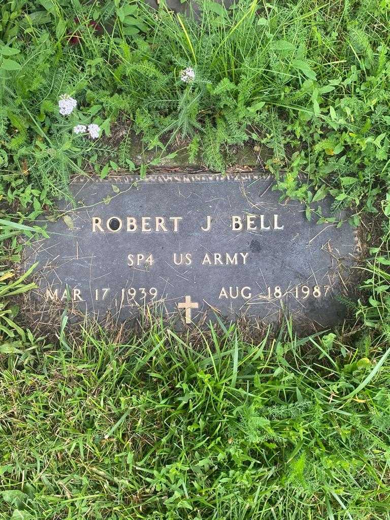 Robert J. Bell's grave. Photo 3