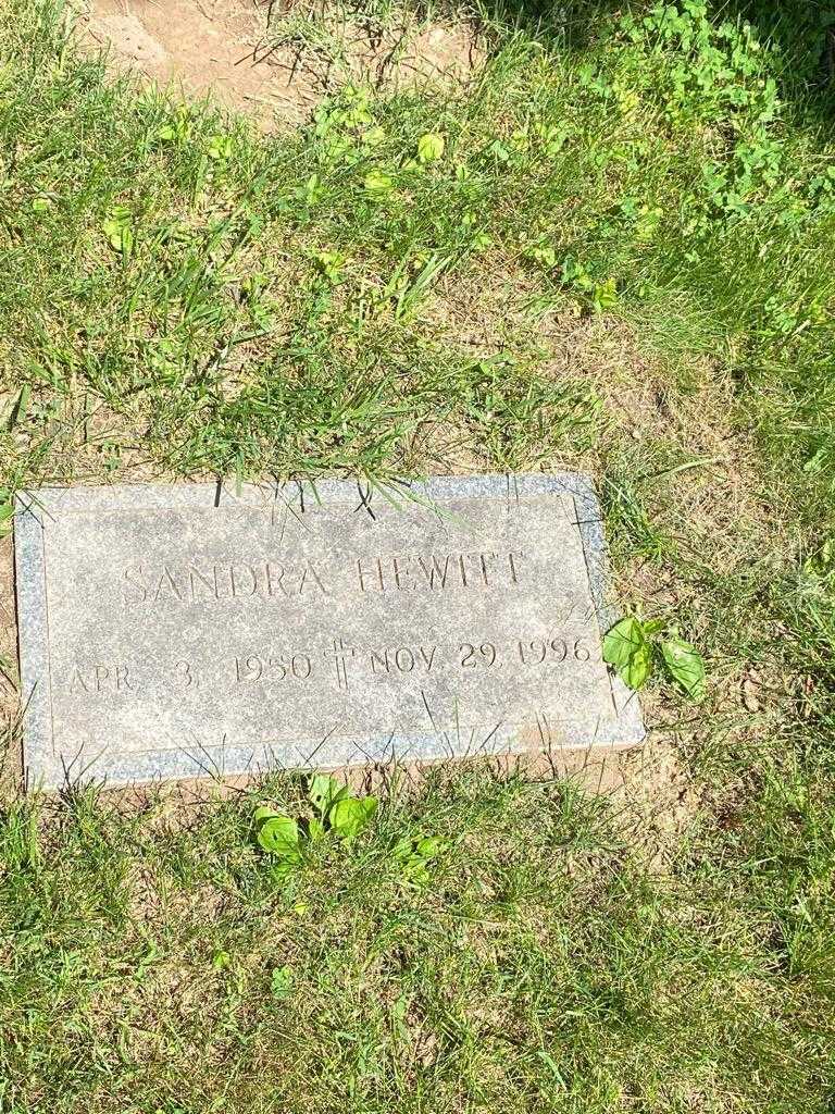 Sandra Hewitt's grave. Photo 3