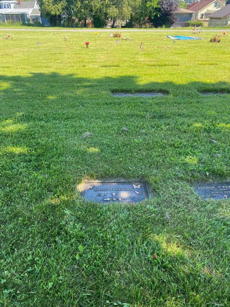 Hazel E. Reagan's grave. Photo 2