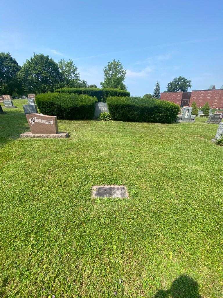 Edith D. Smith's grave. Photo 1