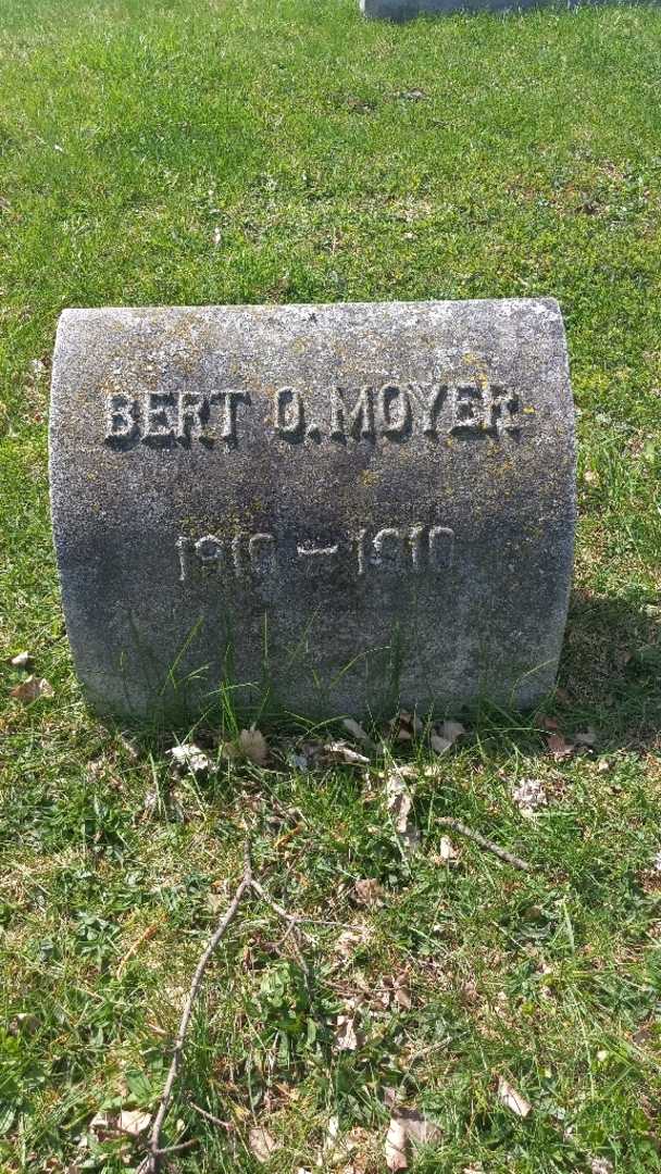 Bert O. Moyer's grave. Photo 3