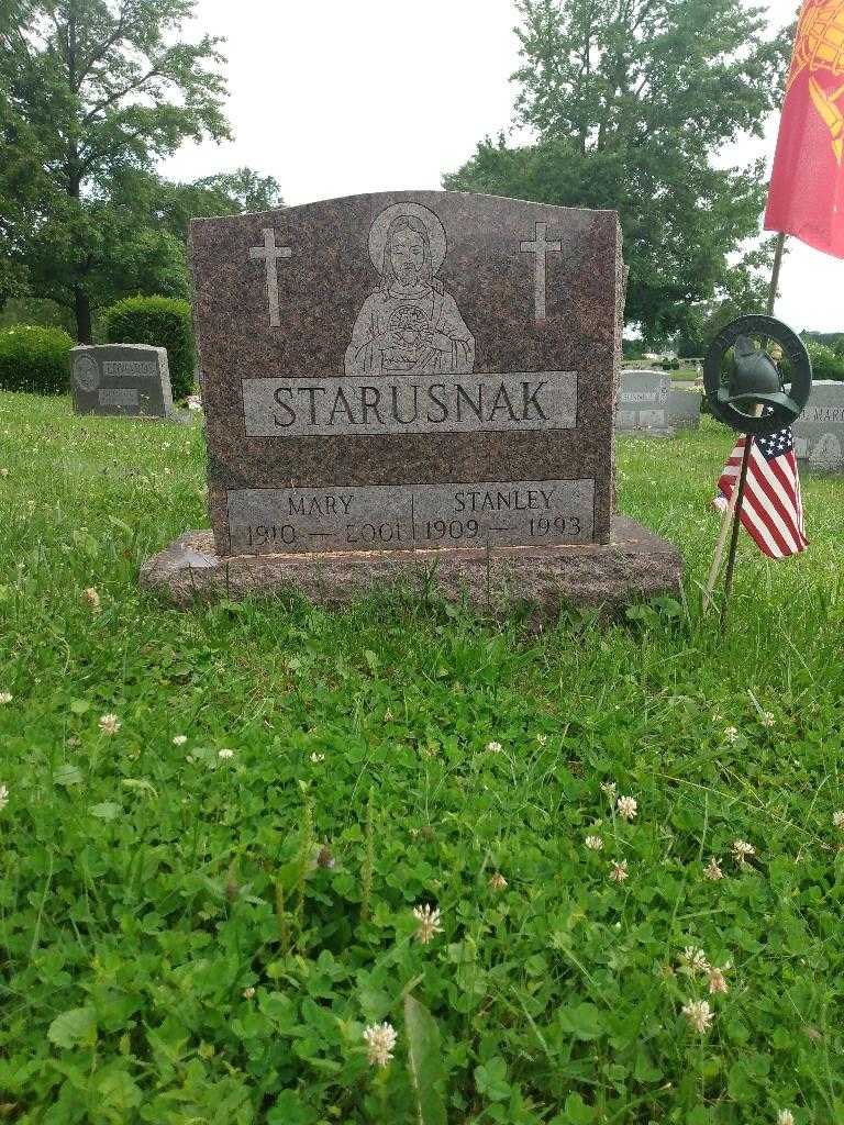 Stanley Starusnak's grave. Photo 1