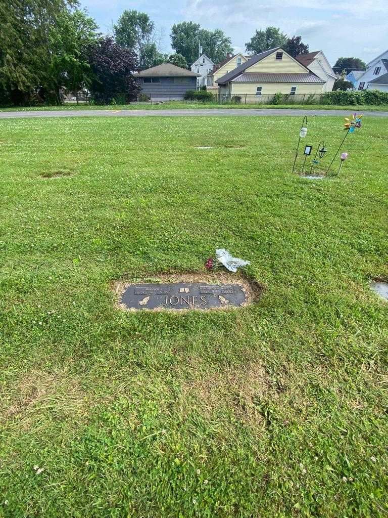 Marjorie Jones's grave. Photo 1