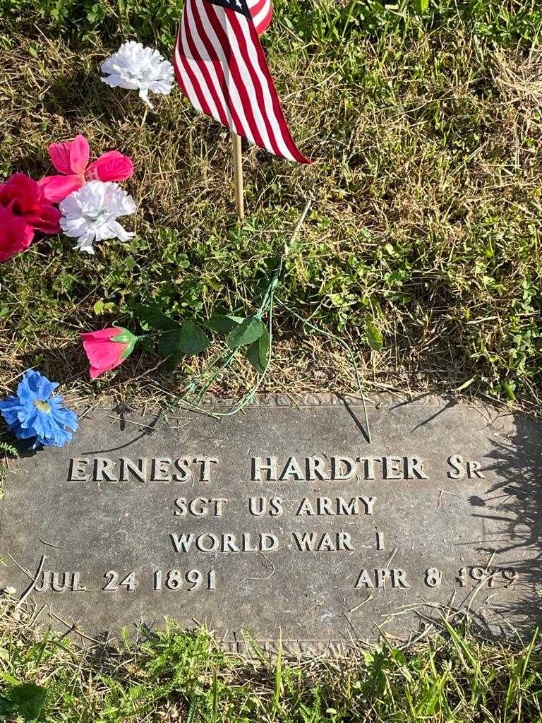 Ernest Hardter Senior's grave. Photo 3
