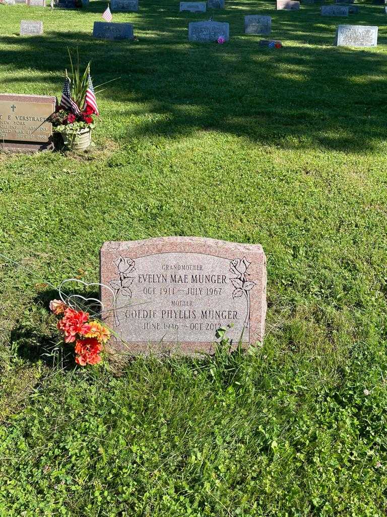 Evelyn Mae Munger's grave. Photo 2