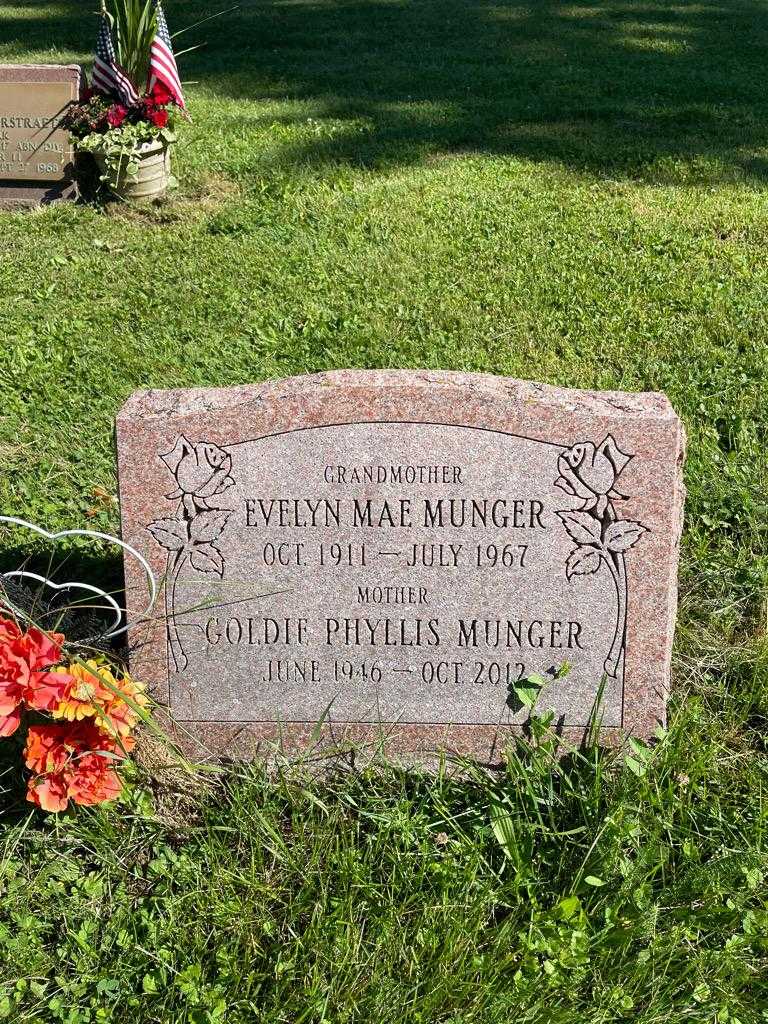 Evelyn Mae Munger's grave. Photo 3