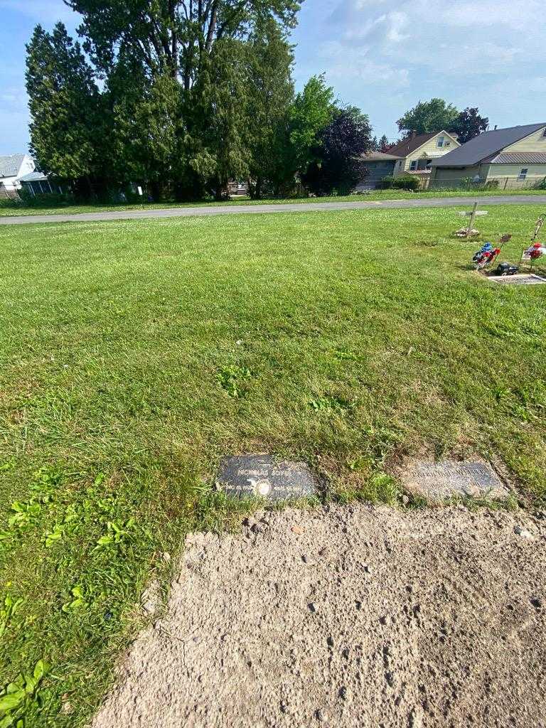 Nicholas Boyer's grave. Photo 1