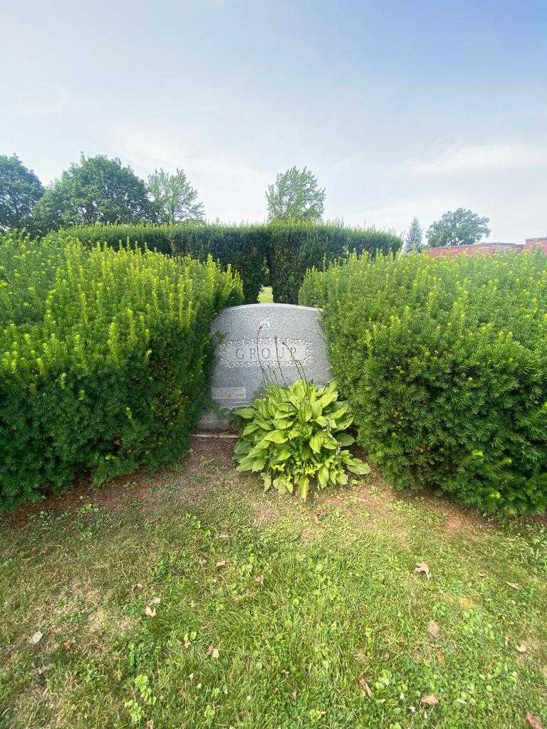 Eva Asmus Group's grave. Photo 1