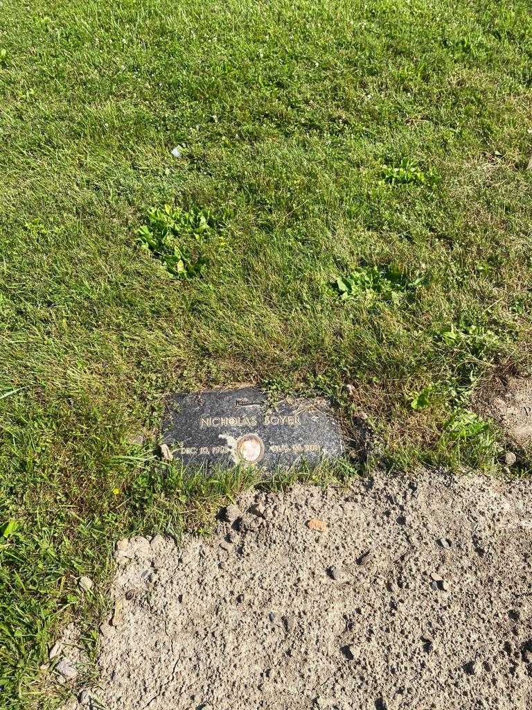 Nicholas Boyer's grave. Photo 2