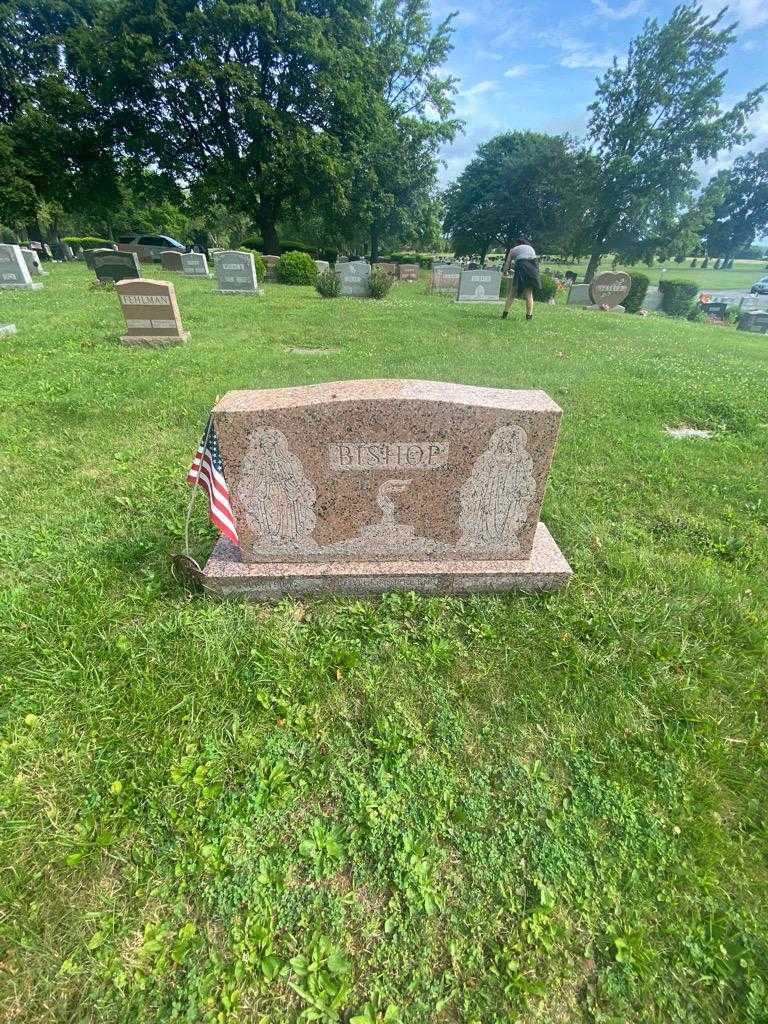 Lester G. Bishop's grave. Photo 1