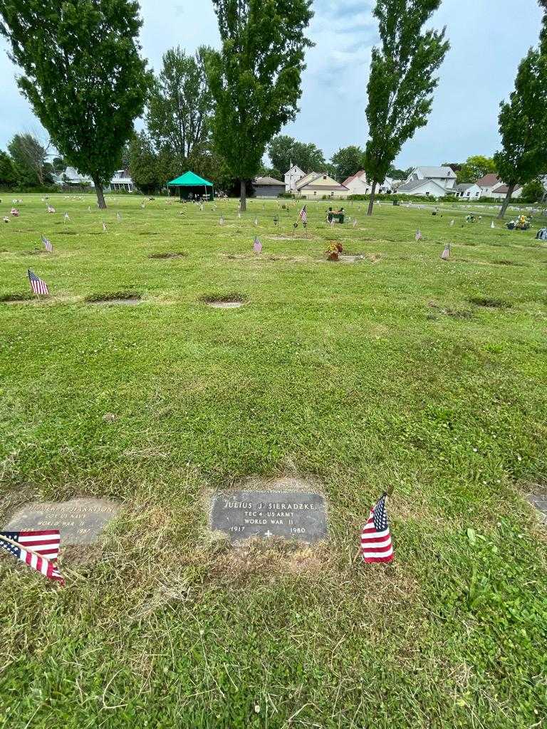 Julius J. Sieradzke's grave. Photo 1